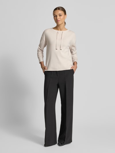 Frauenmodel trägt Strickpullover mit Tunnelzug von Betty Barclay in Beige, lockerer Schnitt, gerippte Abschlüsse, Ganzkörperansicht von vorne.