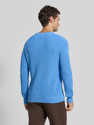 Männermodel trägt Regular Fit Strickpullover aus reiner Baumwolle von MCNEAL in Hellblau, strukturierte Oberfläche, Ganzkörperansicht Rückansicht. Herren Strickpullover, Rundhalsausschnitt, elastische Abschlüsse, Rückenlänge 73 cm, Ärmellänge 53 cm.