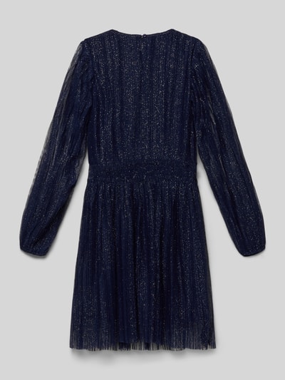 Produktfoto, knielanges Kleid mit Rundhalsausschnitt von DANAMADE in Dunkelblau mit Glitzer, taillierter Schnitt, Smok-Details, Schlüsselloch-Ausschnitt, lange Ärmel, strukturierte Oberfläche