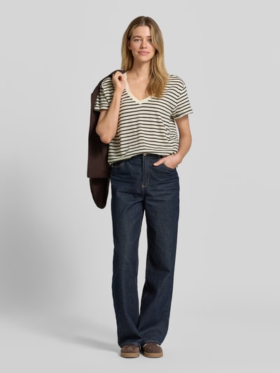 Frauenmodel trägt Damen T-Shirt aus Leinen-Mix mit V-Ausschnitt Modell 'AMY' von Mustang, Regular-Fit, Label-Detail, Rückenlänge 61 cm, Ganzkörperansicht von vorne.