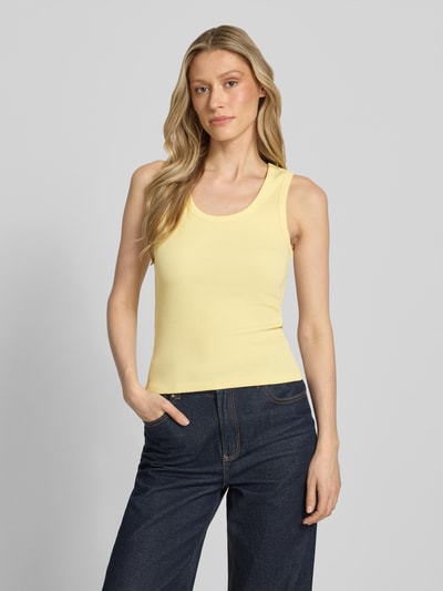 Modelka kobieca nosi Slim Fit Top aus Baumwoll-Mix Modell 'CHLOE' od Vero Moda, kolor jednolity, dekolt w kształcie U, drobny prążkowany materiał, bawełniany miks, zdjęcie przedstawia widok całej sylwetki z przodu.