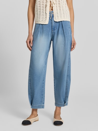 Frauenmodel trägt Barrel Fit Jeans mit Eingrifftaschen Modell 'Alba Cozy' von Buena Vista, hellblauer Baumwoll-Mix mit Stretch, Knopfverschluss am Beinabschluss, Ganzkörperansicht von vorne.