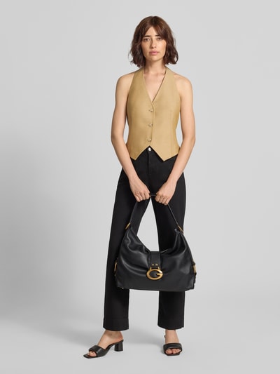 Frauenmodel trägt Shoulder Bag in Leder-Optik von GUESS in Schwarz mit Główna przegroda zapinana na zamek błyskawiczny, pasek na ramię, zapięcie na magnes, detal z logo, Szerokość w rozmiarze 1: 42 cm, Długość w rozmiarze 1: 34 cm, Głębokość w rozmiarze 1: 11 cm, długość paska na ramię w rozmiarze 1: 50 cm; Ganzkörperansicht von vorne