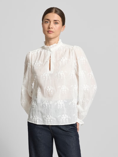 Modelka nosi Regular Fit Bluse mit Schlüsselloch-Ausschnitt von Oui, biała bawełna, haft, stójka, krój regular fit, widok popiersia z przodu.