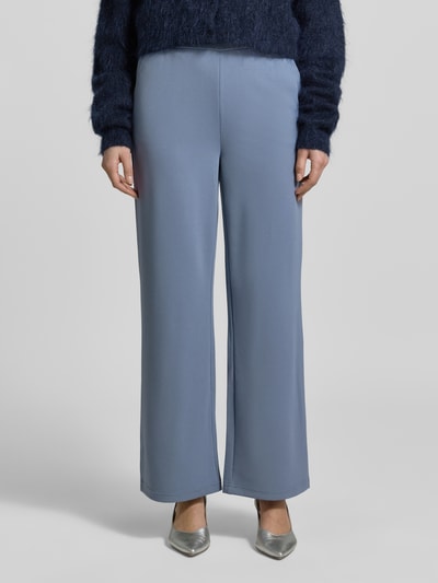 Kobiece modelka nosi Hose mit weitem Bein und Gesäßtaschen od Zero, kolor niebieskoszary, materiał z domieszką stretchu, szerokie nogawki, widoczne kieszenie z tyłu, szerokość w rozmiarze 36: 35 cm, długość nogawki: 71 cm, widok całej sylwetki z przodu.