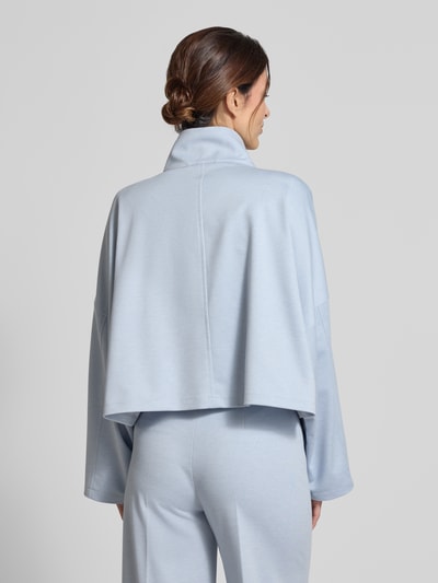 Frauenmodel trägt Boxy Fit Blazer mit Stehkragen Modell 'ELSTOW' von Drykorn, jasnobłękitny, materiał z domieszką wiskozy, długość tyłu w rozmiarze 36: 49 cm, szerokość w rozmiarze 36: 71 cm, długość rękawa 42 cm, tekstura gładka, Ganzkörperansicht Rückansicht.