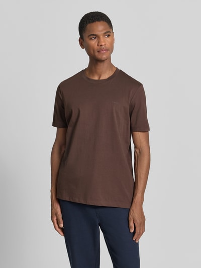 Männermodel trägt Regular Fit T-Shirt aus reiner Baumwolle von s.Oliver RED LABEL, unifarben, Rundhals, Kurzarm, Ganzkörperansicht von vorne.