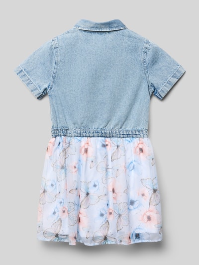 Mädchen trägt Knielanges Kleid mit Knopfleiste von Guess, Reine Baumwolle, Taillierter Schnitt, Denim-Optik, Rückenansicht, Ganzkörperansicht.