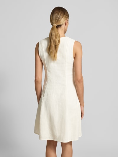 Frauenmodel trägt Knielanges Kleid aus Leinen-Mix mit Schlüsselloch-Ausschnitt von GUIDO MARIA KRETSCHMER WOMAN, Gerader-Schnitt, Knielänge, Modell 'Ricarda', Leinen-Viskose-Mix, cremefarbener Stoff, glatte Textur, Seitlicher Nahtreißverschluss, Rückenlänge bei Größe 36: 96 cm, Brustweite bei Größe 36: 40 cm, Ganzkörperansicht Rückansicht.