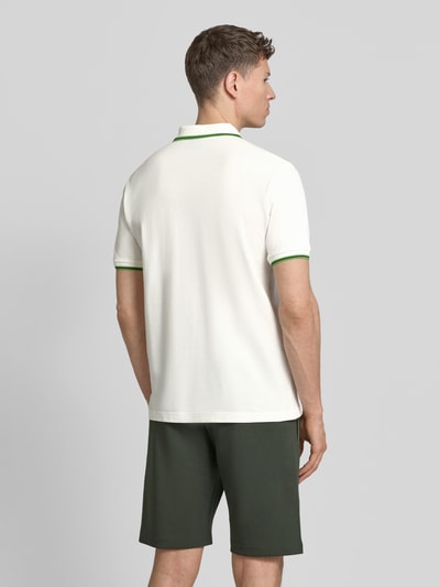 Männermodel trägt Regular Fit Poloshirt mit Kontraststreifen von PAUL SMITH aus Baumwoll-Elasthan-Mix, Rückenlänge 70 cm, Ganzkörperansicht Rückansicht.