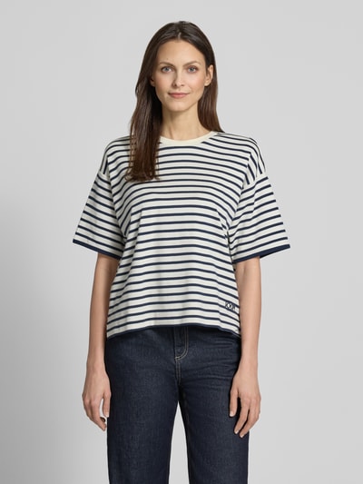 Frauenmodel trägt Boxy Fit Sweatshirt mit Rundhalsausschnitt Modell 'Tricia' von JOOP!, gestreift, reine Baumwolle, Ganzkörperansicht von vorne.