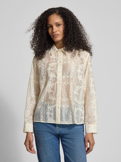 Modelka nosi Regular Fit Bluse mit Lochstickerei von Jake*s Collection, kremowa z ażurowym wzorem, kołnierzyk, guziki, długość tyłu 63 cm, długość rękawa 60 cm, zdjęcie całej sylwetki z przodu.