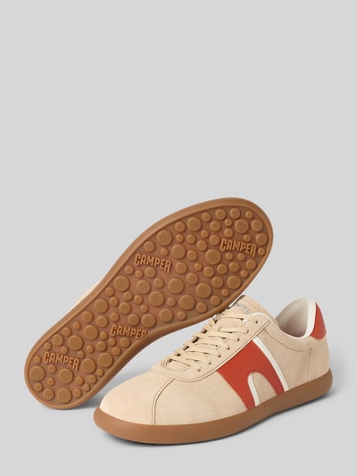 Produktfoto, Sneaker aus echtem Leder Modell 'Soller' van Camper, heren sneaker met afgeronde pasvorm, logodetail, hakhoogte 2 cm, schachthoogte 8 cm, schachtbreedte 12 cm, beige met rood, structuur van glad leer en suède.