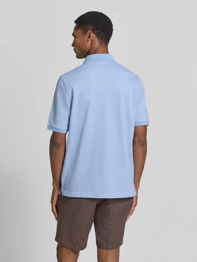 MAERZ Muenchen Regular Fit Poloshirt aus Baumwolle mit V-Ausschnitt Hellblau 5