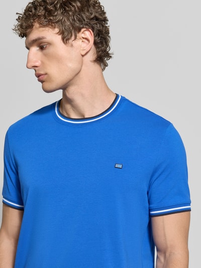 Männermodel trägt T-Shirt mit Kontraststreifen und Rundhalsausschnitt von Christian Berg Men aus Baumwoll-Elasthan-Mix, Regular-Fit; Nahaufnahme Oberkörper.