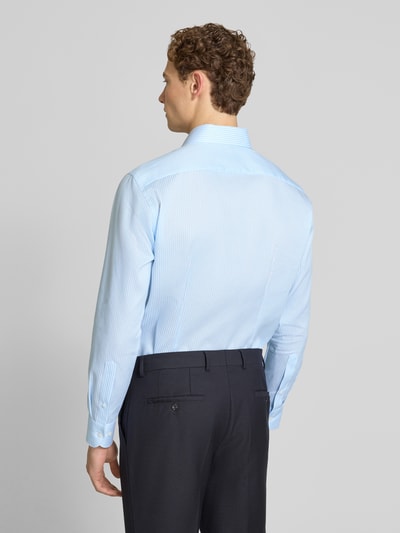 Męski model nosi Modern Fit Business-Hemd aus Baumwolle mit Kentkragen od OLYMP, jasnoniebieski, krój modern fit, czysta bawełna, guziki, długość tyłu w rozmiarze 40: 80 cm, szerokość w rozmiarze 40: 46 cm, długość rękawa w rozmiarze 40: 66 cm, całkowity widok z tyłu.