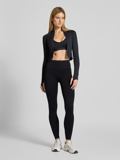 Frauenmodel trägt Leggings mit elastischem Bund von aim'n in Schwarz, Material-Mix mit Stretch-Anteil, Körpernahe Passform, Nahtlos, Ganzkörperansicht von vorne.