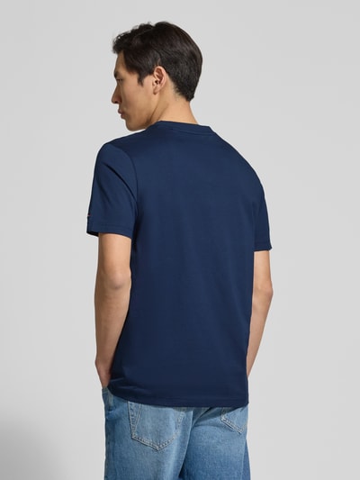 Mannelijk model draagt Regular Fit T-Shirt aus reiner Baumwolle van Tommy Hilfiger, unikleuren, logo-stiksel, ronde hals, korte mouw, katoen, Ganzkörperansicht Rückansicht.