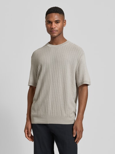 Männermodel trägt Regular Fit T-Shirt aus Leinen-Baumwoll-Mix Modell 'KAJORDINO' von BOSS Orange, Optik: Unifarben, Struktur-Muster, Label-Applikation, Rundhals, Ärmelform: Kurzarm, Ärmelabschluss: Gerippt, Rumpfabschluss: Gerippt, Ganzkörperansicht von vorne.
