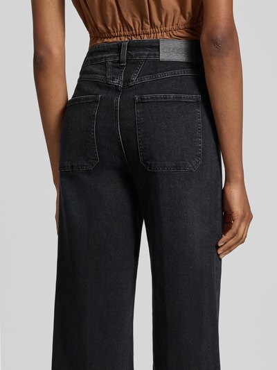 Vrouwenmodel draagt closed Wide Fit Jeans aus Baumwoll-Mix Model 'Wera' met logopatch, 5-pocketmodel, knoop- en ritssluiting, detailopname achterzijde.