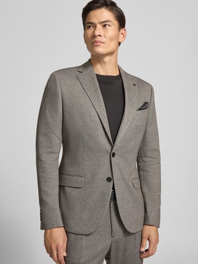 Männermodel trägt Slim Fit Sakko mit Baumwoll-Anteil Modell 'Nick' von Zuitable, meliertes Grau, Reverskragen, Ganzkörperansicht von vorne. Kontext: elastischer Material-Mix, 2-Knopfleiste, Pattentaschen, Rückenlänge 70 cm, Schulterbreite 45 cm, Ärmellänge 65 cm.