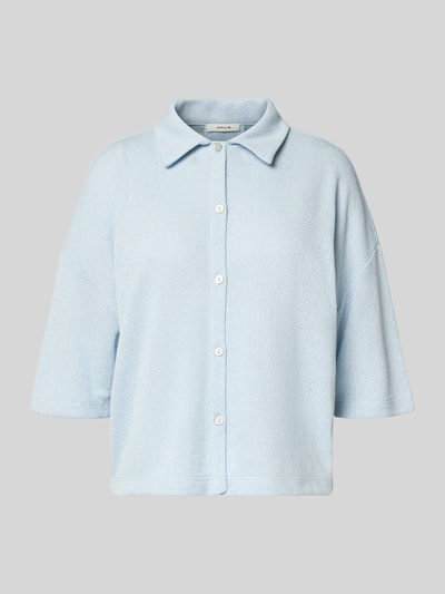 Produktfoto, hellblaues Strickshirt aus Viskose-Mix mit Polokragen und Knopfleiste im Relaxed-Fit, Modell 'Sitrica' von OPUS, Rückenlänge 54 cm bei Größe 36, glatte Textur, klare Linien, sanfte Pastellfarbe.