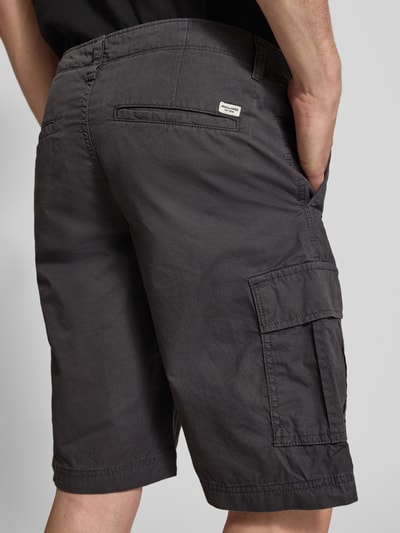 Männermodel trägt Shorts mit Cargotaschen Modell 'COLE MATTY' von Jack & Jones aus Reine Baumwolle im Regular-Fit, Ganzkörperansicht Rückansicht.