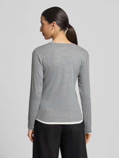 Modelka kobieca nosi Longsleeve z domieszką wiskozy model 'ALVIN' od FREE/QUENT, dopasowany krój, szary, widok całej sylwetki od tyłu.