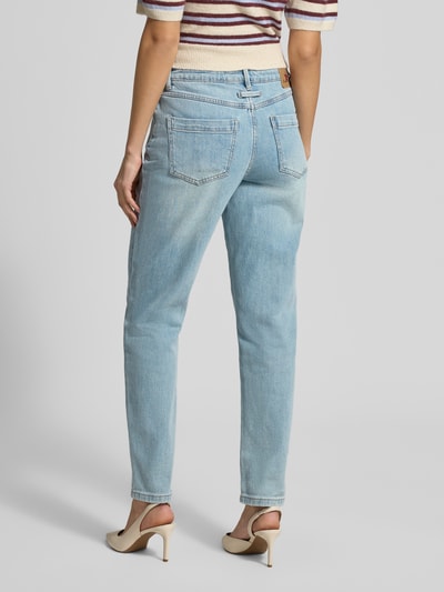 Frauenmodel trägt Mom Fit Jeans im 5-Pocket-Design Modell 'Carrot' von Buena Vista in hellem Blau, Baumwoll-Mix mit Stretch, Ganzkörperansicht Rückansicht.