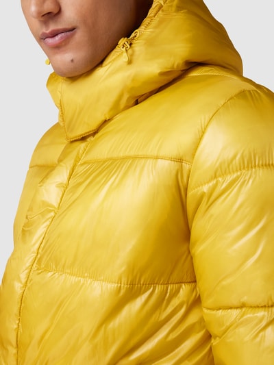 Esprit Collection Kurtka pikowana z kapturem model ‘GLOSSY PUFF’ Pastelowy żółty 3