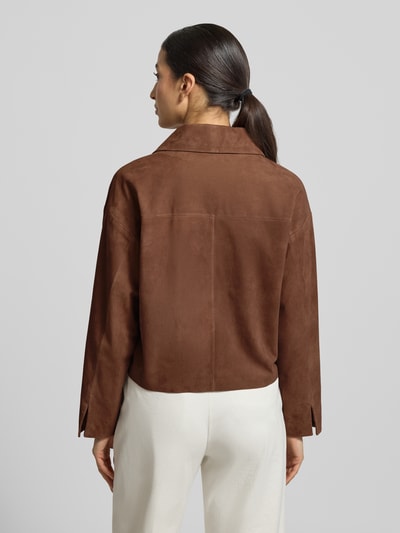 Modelka nosi Regular Fit Jacke aus echtem Lammvelours mit Umlegekragen von Windsor, welur ze skóry jagnięcej, krój regular fit, wykładany kołnierz, listwa guzikowa, wpuszczane kieszenie, brązowy odcień, matowa faktura, tył kurtki, widok całej sylwetki z tyłu.