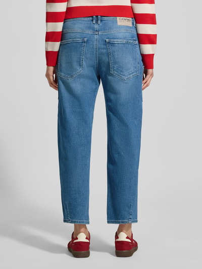 Frauenmodel trägt Barrel Fit Jeans mit aufgesetzten Taschen Modell 'Ida Worker' von GANG, Baumwoll-Mix mit Stretch-Anteil, Ganzkörperansicht Rückansicht.
