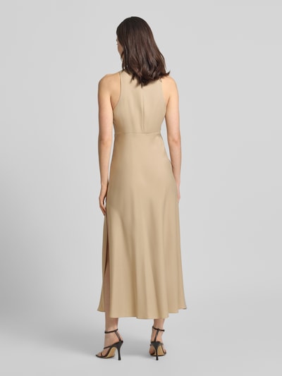 Vrouwenmodel draagt Maxikleid mit Ketten-Detail van ARMANI EXCHANGE uit satijn, getailleerd model, ronde hals, ruglengte maat 36: 134 cm, borstwijdte maat 36: 38 cm, geheel beige, gladde stof. Ganzkörperaanzicht achteraan.