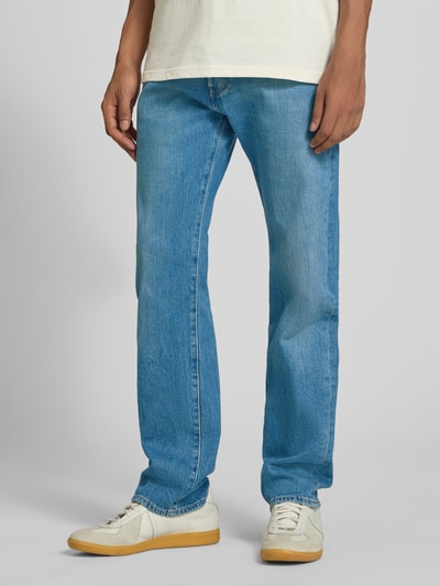 Männermodel trägt hellblaue Straight Fit Jeans aus Baumwoll-Mix Modell '501® Levi s®ORIGINAL' von Levi's®, Herrenjeans, Nahaufnahme Unterkörper.