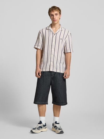 Männermodel trägt Relaxed Fit Freizeithemd mit Logo-Stitching von REVIEW, gestreiftes Design, Reverskragen, Ganzkörperansicht von vorne.