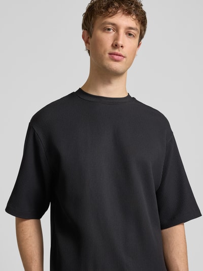 Männermodel trägt Regular-Fit T-Shirt in Plissee-Optik von REVIEW, Herren T-Shirt, Material-Mix mit Stretch-Anteil, Rundhalsausschnitt, Nahaufnahme Oberkörper.