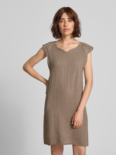 Frauenmodel trägt Minikleid aus Leinen-Mix mit Stitchings von ZABAIONE in Beige, A-Linie, strukturierte Textur, Ganzkörperansicht von vorne.