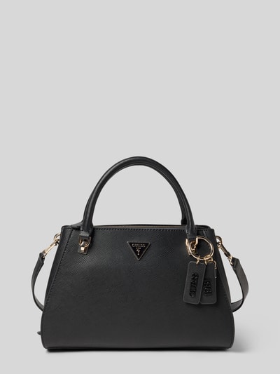 Produktfoto, zwarte Handtasche mit Label-Applikation Modell 'NOELLE II' van Guess, goudkleurige details, hoofdvak met ritssluiting, schouderriem, afmetingen 32x20x12 cm, lengte schouderriem 119 cm