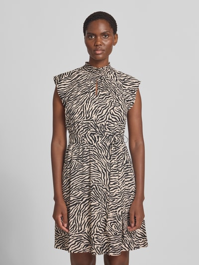 Frauenmodel trägt Minikleid aus reiner Viskose mit Allover-Animal-Print von zero, taillierte Passform, Stehkragen, ärmellos, Nahaufnahme Oberkörper.