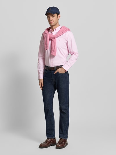 Männermodel trägt Freizeithemd mit Knopfleiste von Polo Ralph Lauren, Baumwoll-Elasthan-Mix, Regular-Fit, Button-Down-Kragen, Ganzkörperansicht von vorne.