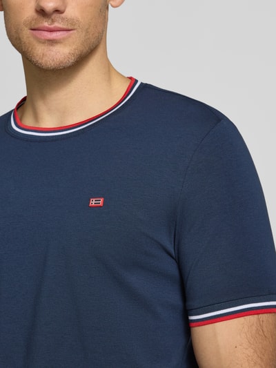 Männermodel trägt T-Shirt mit Kontraststreifen und Rundhalsausschnitt von Christian Berg Men, dunkelblau, Baumwoll-Elasthan-Mix, Regular-Fit, Nahaufnahme Oberkörper. Rückenlänge bei Größe M: 71 cm.