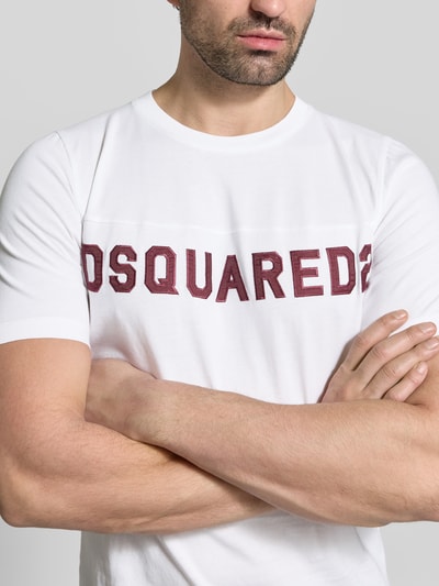 Männermodel trägt Slim Fit T-Shirt aus reiner Baumwolle von Dsquared2, weiß, Label-Print, Rundhalsausschnitt, kurzärmelig, Nahaufnahme Oberkörper. Herren T-Shirt, Rückenlänge bei Größe M: 68 cm.