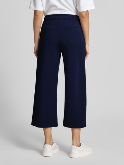 Vrouwenmodel draagt Culotte met elastische band van Christian Berg Woman in donkerblauw materiaalmix met modal en wide leg, deelnaden, elastische band, volledige lichaamsweergave achteraan.