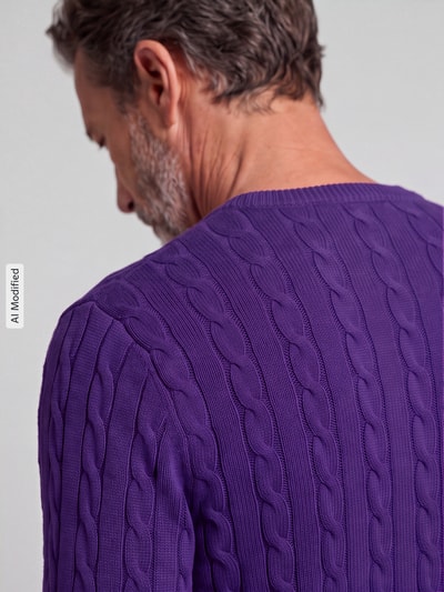 Mannermodel draagt pullover met logo-stiksel van GANT in effen kleur met kabelpatroon, regular fit, ronde hals, knitwear, detailopname, KI-modificeerd beeld.