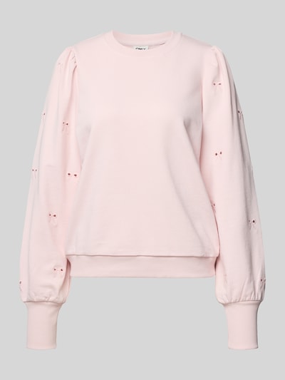 Frauenmodel trägt Regular Fit Sweatshirt aus Baumwoll-Mix Modell 'FEMME' von Only, Optik: Unifarben, Lochstick-Details an den Ärmeln, Ballonärmel, Crew Neck, Ärmelabschluss und Rumpfabschluss gerippt, Materialverarbeitung: Sweat, Material: Baumwoll-Mix, Ganzkörperansicht von vorne.