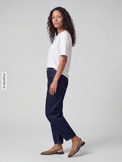 Frauenmodel trägt dunkelblaue Regular Fit Barrel Jeans aus Baumwoll-Mix Modell 'ELLY' von ANGELS, Damen Barrel Jeans, Ganzkörperansicht von vorne, KI-modifiziertes Bild.
