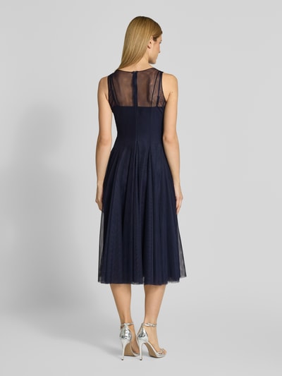 Frauenmodel trägt Cocktailkleid mit Rundhalsausschnitt von V by Vera Mont aus Tüll, A-Linie, Midikleid, Rückenlänge 118 cm, Brustweite 36 cm, Ganzkörperansicht Rückansicht.