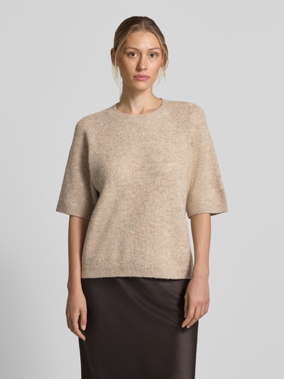 Vrouwenmodel draagt Relaxed Fit T-shirt uit wolmix Model 'Astrid' van FREE/QUENT, tricotlook, 1/2-mouwen, ronde hals, ruglengte 57 cm, mouwlengte 28 cm, elastische materiaalmix, beige tinten, fijn gebreid, voorkant volledige lichaamsopname.