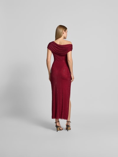Frauenmodel trägt Maxikleid mit Allover-Ziersteinbesatz von Self-Portrait in Bordeaux, Elastischer-Material-Mix, Slim-Fit, Raffungen, Off-Shoulder-Design, Gesamtlänge 130 cm, Brustweite 39 cm, Taillenweite 30 cm, Ganzkörperansicht Rückansicht.