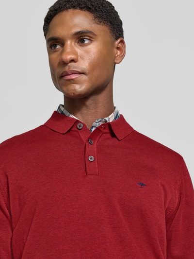 Männermodel trägt Strickpullover mit Polokragen und Knopfleiste von Fynch-Hatton in Rot, reine Baumwolle, Nahaufnahme Oberkörper.